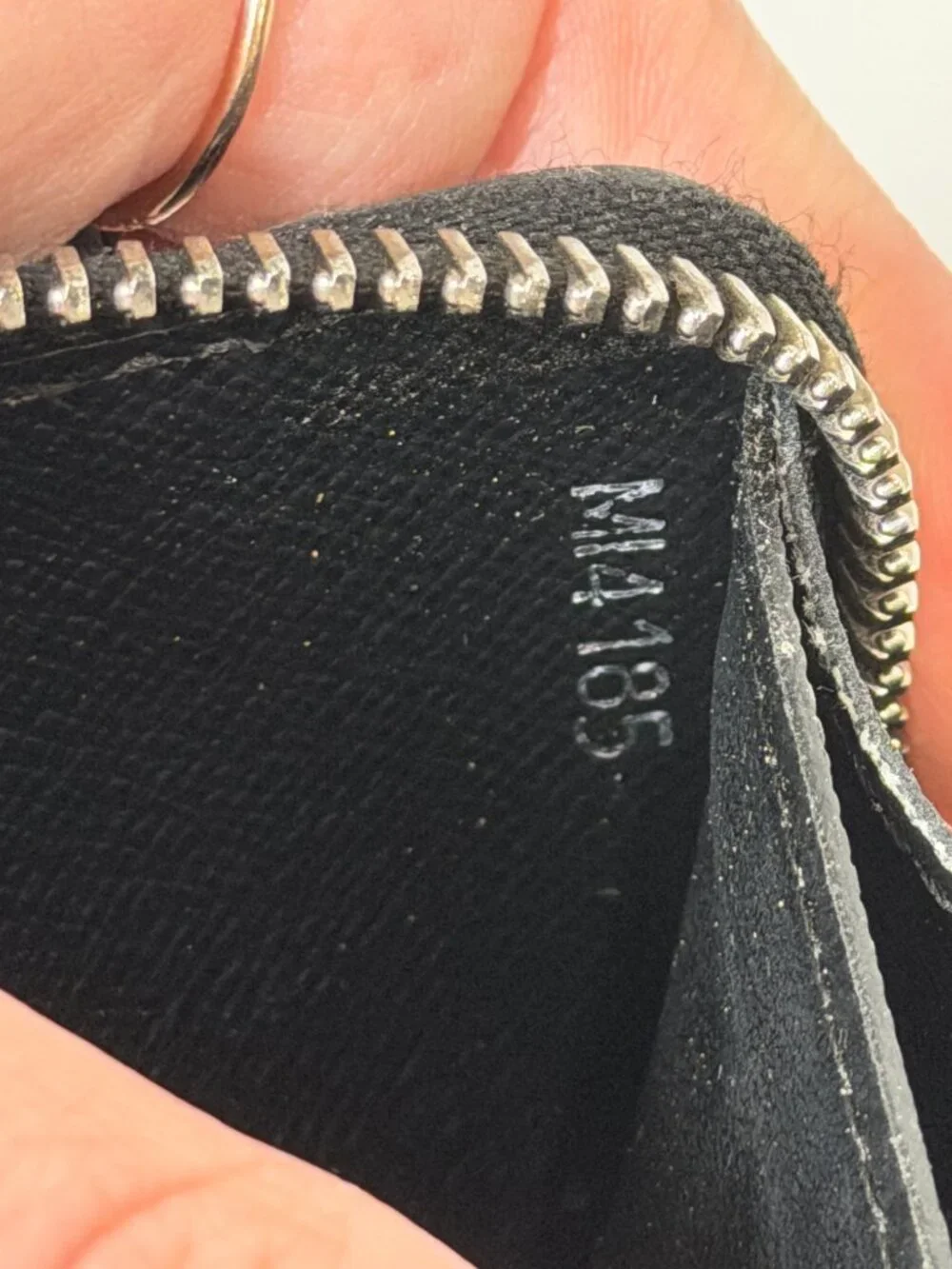 Louis Vuitton 2015 France Black Epi Leather Zippy Wallet